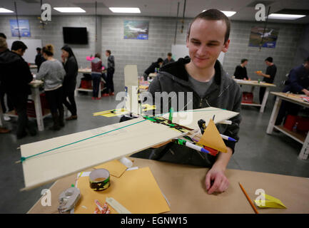 Vancouver, Kanada. 27. Februar 2015. Einer technischen Studenten auf seinem Papier Flugzeug Creation bei den Papierflieger fliegen Wettbewerb im Luft-und Ausbildungszentrum in Richmond, Kanada, 27. Februar 2015 überprüft. Flugzeug-Wartung Ingenieurstudenten aus British Columbia Institute of Technology nahm am 6. jährlichen "Wright Brüder fliegen Posse" Wettbewerb Freitag. © Liang Sen/Xinhua/Alamy Live-Nachrichten Stockfoto