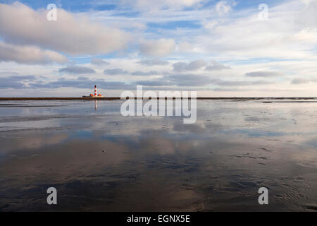Leuchtturm Westerheversand spiegelt sich in der Nordsee, Nationalpark Wattenmeer, Westerhever, Schleswig-Holstein, Deutschland Stockfoto
