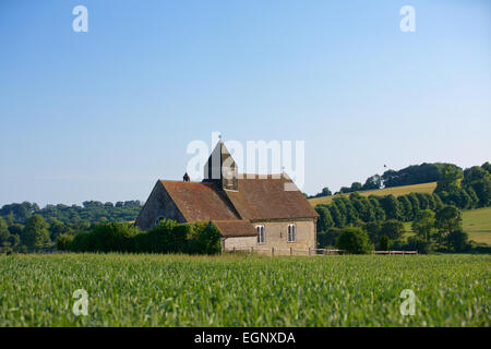 Blick auf St. Huberts genommen in einem Weizenfeld. Die Kirche in das Feld Idsworth. Stockfoto