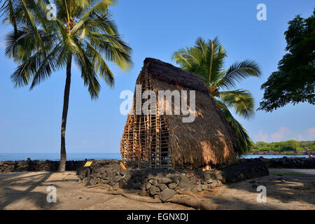 Halbformat Rekonstruktion der Hale O Keawe Heiau Tempel - Pu'uhonua O Honaunau National Historical Park, Big Island, Hawaii, USA Stockfoto