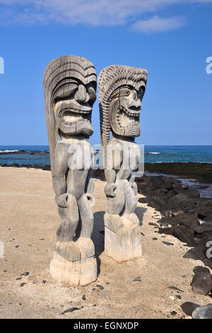 Hölzerne Federgottes (geschnitzte Bilder der Götter) - Pu'uhonua O Honaunau National Historical Park, Big Island, Hawaii, USA Stockfoto