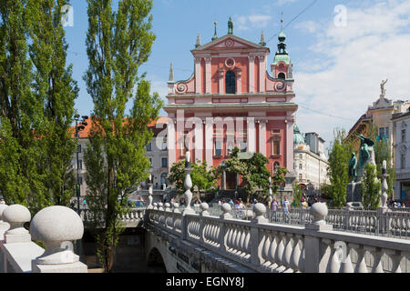 Ljubljana, Slowenien.  Presernov Trg (oder Quadrat) und die barocke Franziskanerkirche der Verkündigung in der Tromostovj gesehen Stockfoto