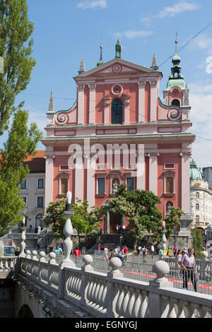 Ljubljana, Slowenien.  Presernov Trg (oder Quadrat) und die barocke Franziskanerkirche der Verkündigung in der Tromostovj gesehen Stockfoto