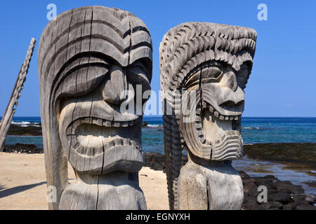 Hölzerne Federgottes (geschnitzte Bilder der Götter) - Pu'uhonua O Honaunau National Historical Park, Big Island, Hawaii, USA Stockfoto