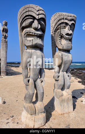 Hölzerne Federgottes (geschnitzte Bilder der Götter) - Pu'uhonua O Honaunau National Historical Park, Big Island, Hawaii, USA Stockfoto