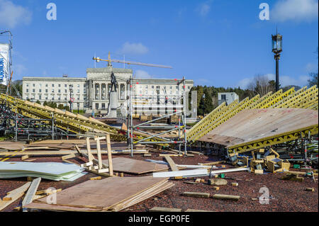 Arbeit in Stormont Estate, Belfast nach Red Bull Event durchgeführt werden.  Parlamentsgebäude in den Hintergrund. Stockfoto