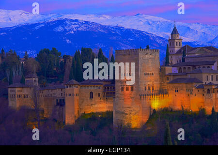 Alhambra, UNESCO-Weltkulturerbe, Sierra Nevada und die Alhambra bei Dämmerung, Granada, Andalusien, Spanien Stockfoto