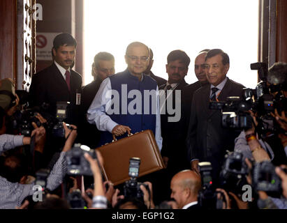 Neu-Delhi, Indien. 28. Februar 2015. Indian Finance Minister Arun Jaitley (C) trägt den Aktenkoffer mit den Kopien des EU-Haushalts für das Jahr 2015-2016 vor dem Parlamentsgebäude in Neu-Delhi, Indien, 28. Februar 2015. Indien-Samstag enthüllt seinen Haushalt, versprach, die Wirtschaft zu beleben, durch Senkung der Körperschaftsteuer und der Bekanntgabe eines universellen Sozialversicherungssystems für alle seine Bürger. Bildnachweis: Partha Sarkar/Xinhua/Alamy Live-Nachrichten Stockfoto