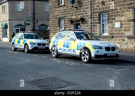 Zwei BMW Polizeiautos, Seite Bakewell Polizeistation Derbyshire England UK Stockfoto