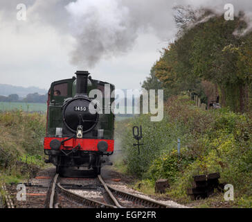 Der Dampf Lok 1450 nahenden Ropley Station auf der Mitte Hants Eisenbahn (Brunnenkresse Linie) Hampshire, England, UK. Stockfoto