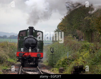 Der Dampf Lok 1450 nahenden Ropley Station auf der Mitte Hants Eisenbahn (Brunnenkresse Linie) Hampshire, England, UK. Stockfoto