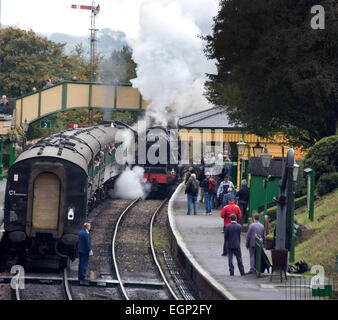 Der Dampf Lok 45379 ziehen in Ropley Station auf der Mitte Hants Eisenbahn (Brunnenkresse Linie), Hampshire, England, UK. Stockfoto