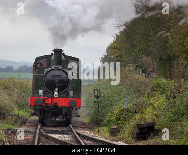 Der Dampf Lok 1450 nahenden Ropley Station auf der Mitte Hants Eisenbahn (Brunnenkresse Linie) Hampshire, England, UK. Stockfoto