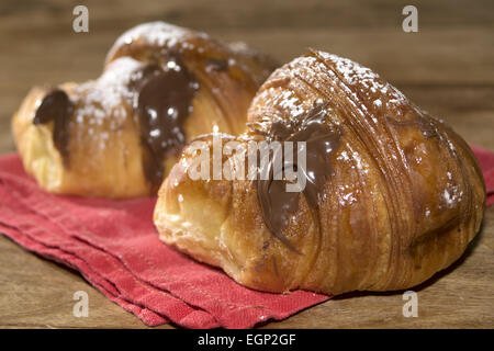 typisch italienisches Frühstück mit Schoko-croissant Stockfoto