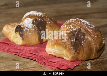 typisch italienisches Frühstück mit Schoko-croissant Stockfoto