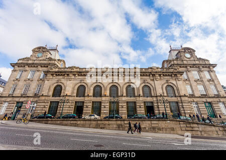 Sao Bento Bahnhof, einer der wichtigsten Bahnhöfe der Stadt mit einer Reihe von Taxis für Passagiere. Stockfoto