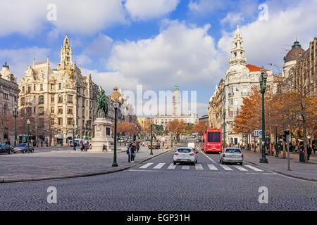 Die geschäftigen Aliados Avenue mit dem Rathaus von Porto befindet sich an der Oberseite und der BBVA Bank auf der rechten Seite Stockfoto