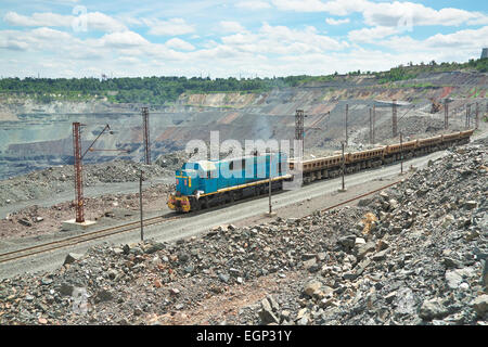 Bereitstellung von Eisenerz aus dem Tagebau Güterzug Stockfoto