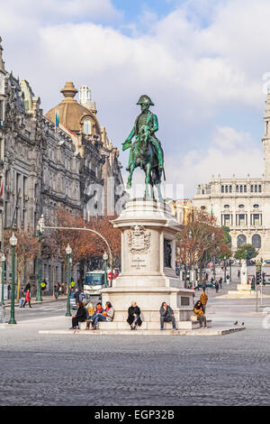 König Dom Pedro IV Statue in der Aliados Avenue Stockfoto