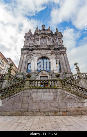 Porto, Portugal. Die Kirche von Clerigos, das mit den ikonischen Clerigos Tower, eines der Wahrzeichen der Stadt verbunden ist Stockfoto