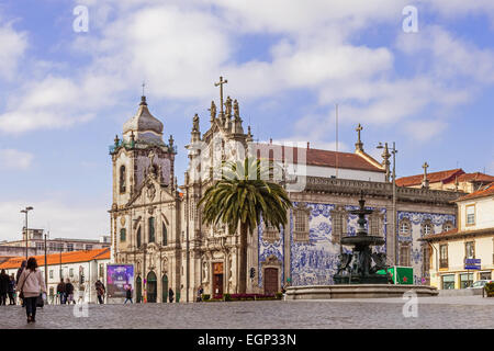 Porto, Portugal. Carmelitas Church auf der linken, Manierismus und Barock Stil und Carmo Kirche auf der rechten Seite im Rokoko-Stil. Stockfoto