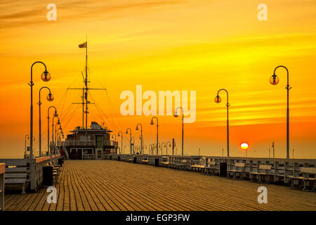 Sonnenaufgang auf dem hölzernen Pier in Sopot, Polen. Stockfoto
