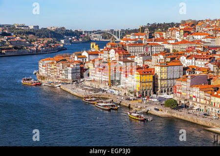 Porto, Porto, Portugal. Typische bunten Gebäuden Stadtteil Ribeira und den Douro Fluss gesehen aus dem Dom Luis I Brücke. Stadtbild, Skyline. Stockfoto