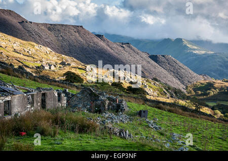 Ruinen der Häuser unterhalb Dinorwig Steinbruch in der Nähe von Llanberis in Snowdonia. Stockfoto