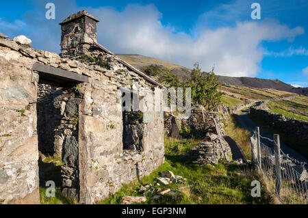 Ruinen der Häuser unterhalb Dinorwig Steinbruch in der Nähe von Llanberis in Snowdonia. Stockfoto