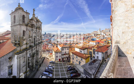 Porto, Portugal. Sao Lourenco Kirche aka Grilos Kirche mit Skyline-Blick auf die Stadt. Manierismus und Barock-Architektur. Stockfoto