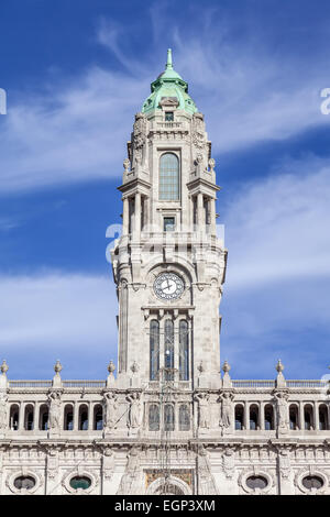 Der Glockenturm des Rathauses von Porto befindet sich am oberen Rand der Aliados Avenue Stockfoto