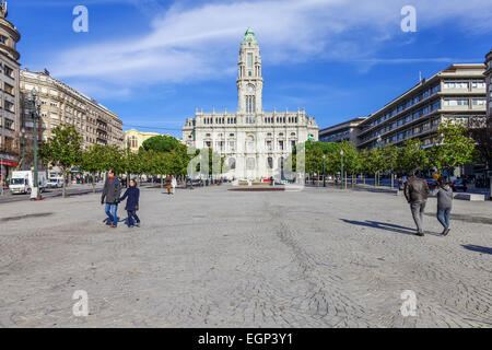 Porto, Portugal. 29. Dezember 2014: Das Rathaus von Porto befindet sich am oberen Rand der Aliados Avenue Stockfoto