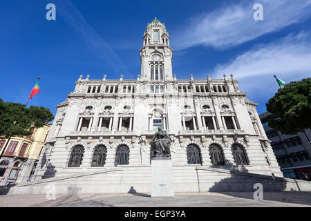 Das Rathaus von Porto befindet sich am oberen Rand der Aliados Avenue Stockfoto