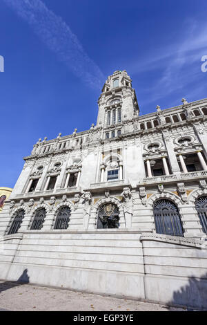 Das Rathaus von Porto befindet sich am oberen Rand der Aliados Avenue Stockfoto