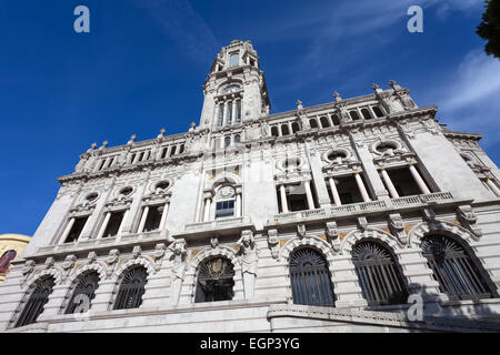 Das Rathaus von Porto befindet sich am oberen Rand der Aliados Avenue Stockfoto