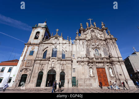 Porto, Portugal. 29. Dezember 2015: Carmelitas Church auf der linken Seite, Manierismus und des Barock Stile und Carmo Kirche auf der rechten Seite Stockfoto