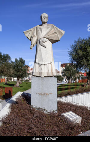Porto, Portugal. Statue des ehemaligen Porto Bischofs Dom Antonio Ferreira Gomes. Stockfoto