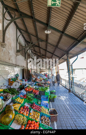 Porto, Portugal. 29. Dezember 2014: Innenministerium der historische Bolhao Markt mit frischen Lebensmitteln zu verkaufen Stockfoto