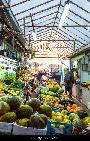 Porto, Portugal. 29. Dezember 2014: Obst-Verkäufer und Käufer im Inneren des historischen Bolhao Markt Stockfoto
