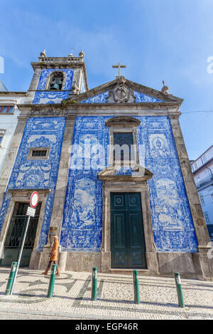 Porto, Portugal. Santa Catarina Kapelle verziert aka Almas Kapelle mit den typisch portugiesischen blauen Kacheln aka Azulejos. Stockfoto