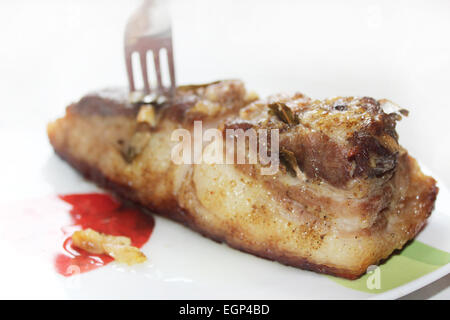 lecker gebratene Stück Fleisch auf den Teller mit fort Stockfoto