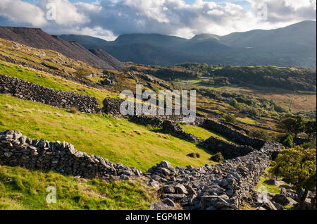 Ruinen von Häusern und geschlossenen Felder unten Dinorwig Steinbruch in der Nähe von Llanberis in Snowdonia. Stockfoto