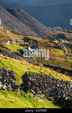 Ruinen von Häusern und geschlossenen Felder unten Dinorwig Steinbruch in der Nähe von Llanberis in Snowdonia. Stockfoto