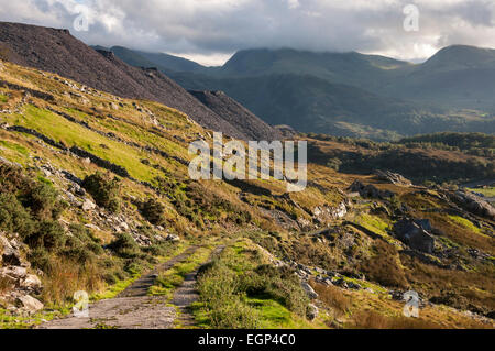 Überreste von Häusern unter Dinorwig Schiefer-Steinbruch in der Nähe von Llanberis in Nord-Wales. Sehen Sie sich eine grobe Spur in Richtung der Berge. Stockfoto