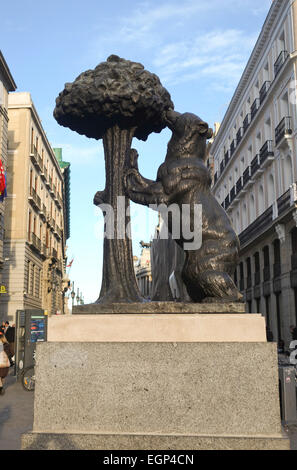 Platz Puerta del Sol,, Statue des Bären und Erdbeerbaum, heraldische Symbol von Madrid, Spanien. Stockfoto