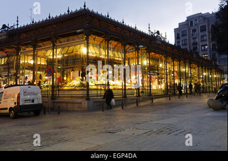 Überdachte Markt von San Miguel, in der Abenddämmerung, Madrid, Spanien Stockfoto