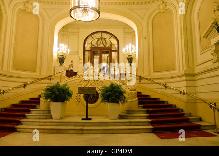 Eingangstür des Casino de Madrid, soziale Privatclub, Calle de Alcalá, Madrid, Spanien. Stockfoto