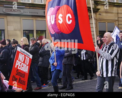 Newcastle upon Tyne, Großbritannien. 28. Februar 2015. Die Demonstranten sammeln für den Newcastle Protest gegen Rassismus und das Erscheinungsbild der anti-islamische Organisation, pegida vereinigen, in Newcastle upon Tyne. Credit: Victor W. Adams/alamy leben Nachrichten Stockfoto