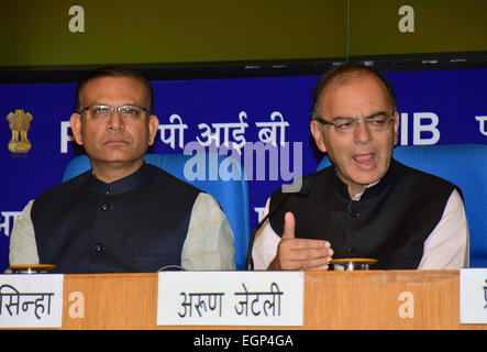 Neu-Delhi, Indien. 28. Februar 2015. Indischen Finanzminister Arun Jaitley(R) besucht eine Pressekonferenz in Neu-Delhi, Indien, 28. Februar 2015. Indien-Samstag enthüllt seinen Haushalt, versprach, die Wirtschaft zu beleben, durch Senkung der Körperschaftsteuer und der Bekanntgabe eines universellen Sozialversicherungssystems für alle seine Bürger. Bildnachweis: Partha Sarkar/Xinhua/Alamy Live-Nachrichten Stockfoto