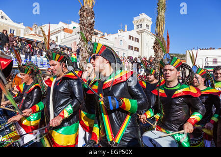 Blick auf die Bateria, den musikalischen Teil der Samba-Schule, spielen für die Tänzer im brasilianischen Rio de Janeiro Stockfoto